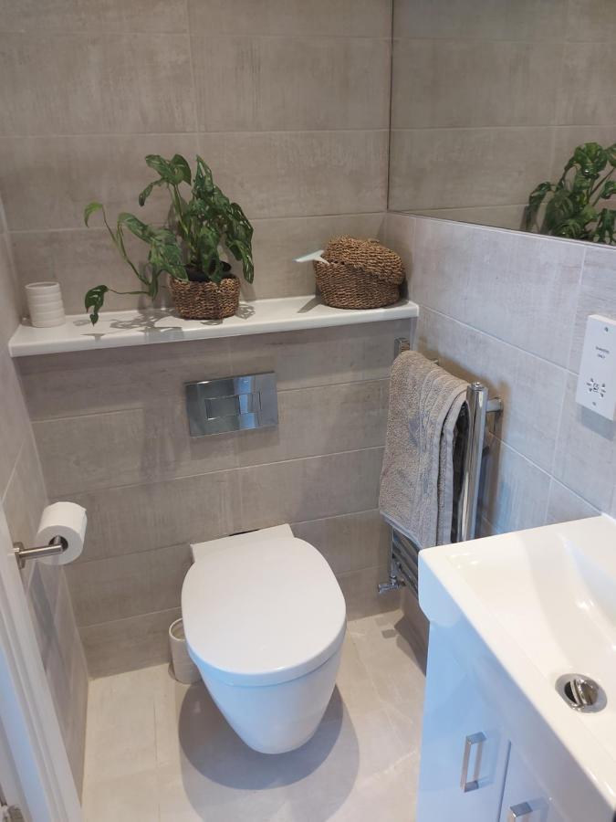 Secret Garden Apartment Faygate Екстериор снимка