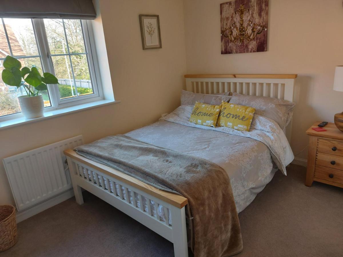 Secret Garden Apartment Faygate Екстериор снимка
